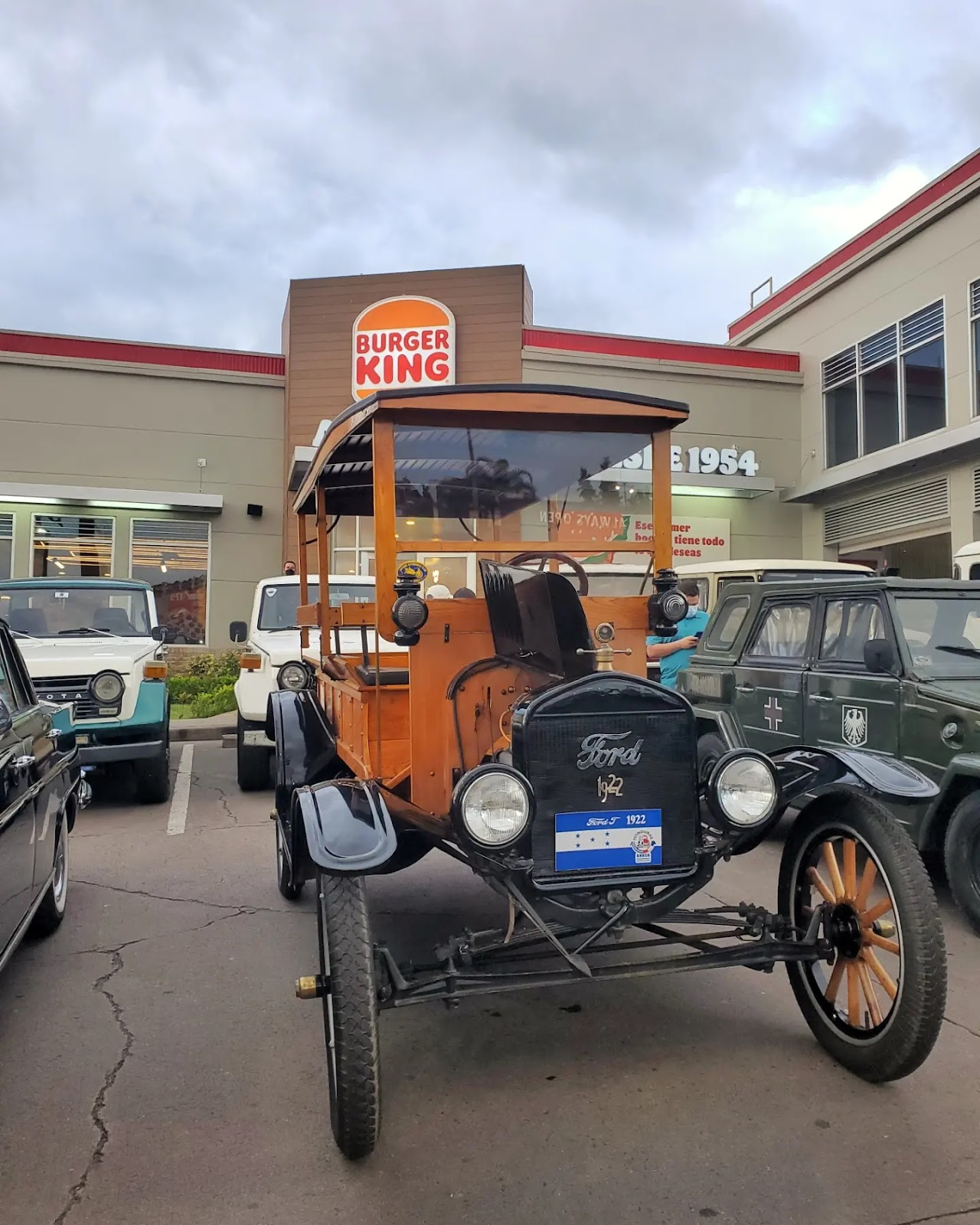 Actividad benéfica y exhibición de autos clásicos